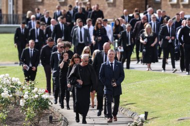 Pontefract Krematoryumu, Pontefract Krematoryumu, Pontefract, İngiltere, 7 Temmuz 2024 'teki Rob CBE Burrow Cenaze Töreni' nden sonra mabetten ayrılanlar 