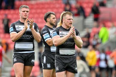 Brad Fash Hull FC, Salford Community Stadyumu 'nda oynanan 16. Salford Red Devils vs Hull FC karşılaşmasında taraftarlarını tam zamanlı alkışlıyor.  