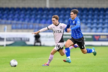 Stockport County 'den Lewis Bate, Chester' ın 6 Temmuz 2024 'te Deva Stadyumu' ndaki Chester-Stockport County maçında bir Chester oyuncusunu durdurdu. 