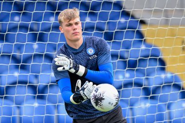 Stockport County 'den Max Metcalfe, 6 Temmuz 2024' te Chester - Stockport County maçı öncesinde Deva, Chester, İngiltere 'de ısınıyor. 