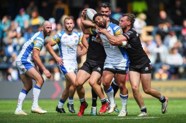 Leeds Rhinos takımından Rhyse Martin, 6 Temmuz 2024 'te Leeds Stadyumu' nda oynanan 16. Betfred Süper Lig karşılaşmasında topu düşürüyor. 
