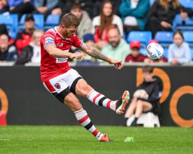 Salford Red Devils takımından Marc Sneyd, Salford Community Stadyumu 'nda oynanan 16. Salford Red Devils vs Hull FC karşılaşmasında penaltı attı. 