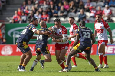 Katalan Ejderhaları 'ndan Chris Satae ve Katalan Ejderhaları' ndan Alrix Da Costa, Sewell Grubu Craven Park 'ta oynanan 16. Betfred Süper Lig karşılaşmasında Sauaso Sue' yu yendi.   