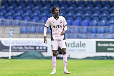 Stockport County 'den Jid Okeke, 6 Temmuz 2024' te oynanan Chester-Stockport County maçında Deva Stadyumu 'nda karşı karşıya geldi. 