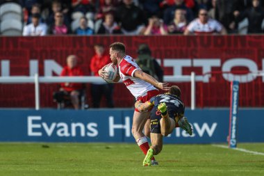 Hull KR 'dan Joe Burgess, Katalan Ejderhaları' ndan Tom Johnstone 'u geçip 6 Temmuz 2024' te İngiltere 'nin Hull kentinde bulunan Sewell Group Craven Park' ta oynanan Betfred Süper Lig 16. raundunda Hull KR ve Catalans Dragons maçını denedi.  