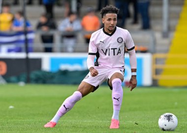 Stockport County 'den Odin Bailey, 6 Temmuz 2024' te İngiltere 'nin Chester Stadyumu' nda oynanan ön sezon dostluk maçı sırasında... 