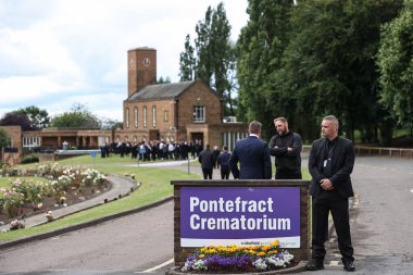 Pontefract Krematoryumu 'na 7 Temmuz 2024 Pontefract, İngiltere' deki Pontefract Krematoryumu 'ndaki Rob CBE Burrow Cenaze Töreni sırasında misafirler geldi. 