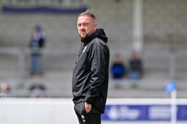 Chester 'ın Calum McIntyre teknik direktörü Chester-Stockport County maçını 6 Temmuz 2024' te Deva Stadyumu 'nda izliyor. 