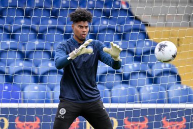 Stockport County 'den Corey Addai, 6 Temmuz 2024' te Chester-Stockport County maçı öncesinde Deva Stadyumu 'nda ısınıyor. 
