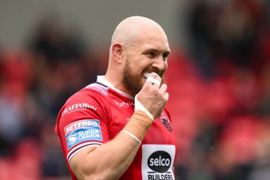Salford Red Devils takımından Gil Dudson, Salford Community Stadyumu, Eccles, İngiltere 'de oynanan 16. Betfred Süper Lig karşılaşmasında sakız kalkanını takıyor. 