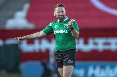 Hakem Liam Moore, 6 Temmuz 2024 'te İngiltere' nin Hull kentindeki Kingston 'da oynanan Sewell Group Craven Park' ta oynanan 16. 