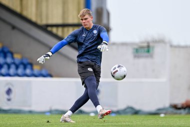 Stockport County 'den Max Metcalfe, 6 Temmuz 2024' te Chester - Stockport County maçı öncesinde Deva, Chester, İngiltere 'de ısınıyor. 