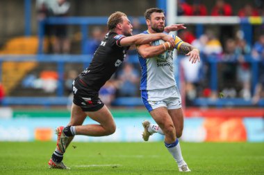 Londra Broncos takımından James Meadows, Leeds Rhinos 'un Andy Ackers' ı Betfred Süper Lig 16. Round karşılaşmasında Londra Broncos 'a karşı Headingley Stadyumu, Leeds, İngiltere' de 6 Temmuz 2024 