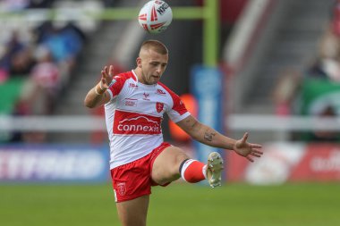 Hull KR 'dan Mikey Lewis, 6 Temmuz 2024' te İngiltere 'nin Hull kenti Kingston' da oynanan Sewell Group Craven Park 'ta oynanan Betfred Süper Lig 16n karşılaşmasında topu ileri atıyor. 