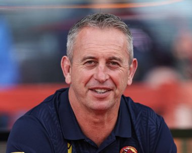 Steve McNamara Katalan Ejderhaları baş antrenörü Betfred Süper Lig 16. Raundunda gülümseyerek Hull KR, Catalans Dragons 'a karşı Sewell Group Craven Park, Kingston üzerine Hull, Birleşik Krallık, 6 Temmuz 2024 