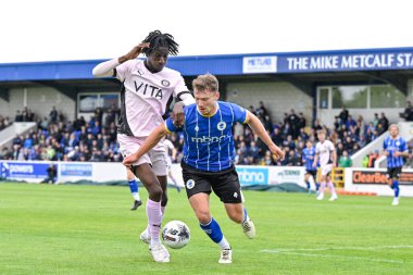Stockport County 'den Jid Okeke ve Chester' dan Nathan Woodthorpe, 6 Temmuz 2024 'te Chester-Stockport County' de oynanan sezon öncesi dostluk maçı sırasında top için mücadele ettiler. 