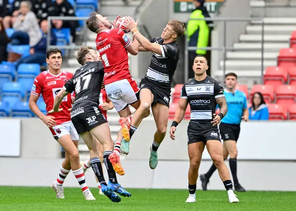 Salford Red Devils 'den Ryan Brierley ve Logan Moy Hull FC, Salford Red Devils vs Hull FC maçında topu yakalamak için 7 Temmuz 2024' te Salford Community Stadyumu 'nda zıpladılar. 