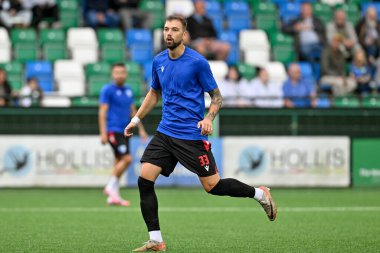 FK Dei 'den Ognjen Stijepovi, UEFA Şampiyonlar Ligi' nin önünde ısınıyor - 1. Ön eleme karşılaşması The New Saints vs Dei, Park Hall, Oswestry, Birleşik Krallık, 9 Temmuz 2024 