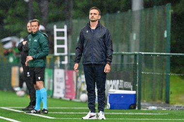 Milorad Pekovi 'nin FK Dei teknik direktörü UEFA Şampiyonlar Ligi - 1. Ön eleme karşılaşmasını izliyor. 9 Temmuz 2024' te İngiltere 'nin Park Hall Stadyumu' nda The New Saints vs Dei maçı var. 