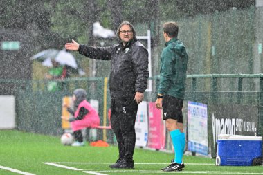 The New Saints 'in teknik direktörü Craig Harrison, UEFA Şampiyonlar Ligi - 1. Ön eleme karşılaşması sırasında 4. Kevin van Damme ile konuştu. 