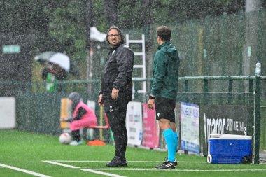 The New Saints 'in teknik direktörü Craig Harrison, UEFA Şampiyonlar Ligi - 1. Ön eleme karşılaşması sırasında 4. Kevin van Damme ile konuştu. 