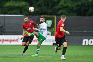 New Saints 'ten Ryan Brobbel, UEFA Şampiyonlar Ligi - 1. Ön eleme karşılaşmasında pas veriyor. 9 Temmuz 2024' te Park Hall, Oswestry, İngiltere 'de The New Saints vs Dei maçında. 