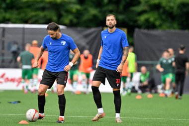 FK Dei 'den Ognjen Stijepovi, UEFA Şampiyonlar Ligi' nin önünde ısınıyor - 1. Ön eleme karşılaşması The New Saints vs Dei, Park Hall, Oswestry, Birleşik Krallık, 9 Temmuz 2024 