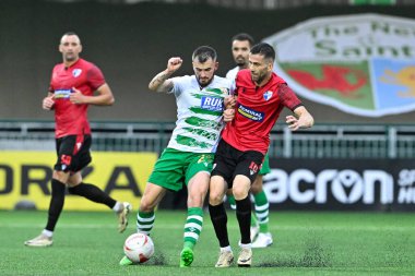 The New Saints 'ten Leo Smith ve FK Dei' den Asmir Kajeviç, UEFA Şampiyonlar Ligi - 1. Ön eleme karşılaşmasında top için mücadele ettiler. 