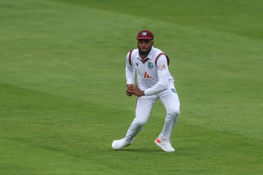 Batı Hint Adaları 'ndan Mikyle Louis, 1. Rothesay Deneme Maçı' nda topu alıyor. 1. İngiltere Batı Hint Adaları 'na karşı Lords, Londra, İngiltere, 10 Temmuz 2024 