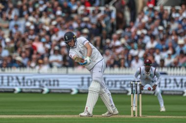 İngiltere 'den Zak Crawley 1. Rothesay Test Maçı' nda topu savurdu ve 10 Temmuz 2024 'te Londra, Lords' da Batı Hint Adaları 'na karşı İngiltere - Batı Hint Adaları maçı sırasında topu kaçırdı. 