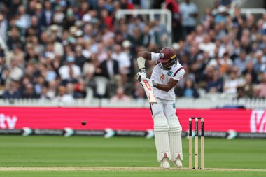 Batı Hint Adaları 'ndan Alick Athanaze, 1. Rothesay Deneme Maçı' nda bir koşu için topa vuruyor. 1. 