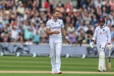 İngiltere 'den James Anderson, 1. Rothesay Test Maçı' nda Batı Hint Adaları 'ndan Jayden Seales' in kalesini kutluyor. 1. 