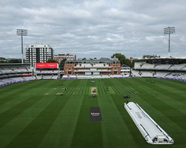 Yer personeli, 1. Rothesay Deneme Maçı öncesinde oyun sahasını hazırlayın. 1. İngiltere - Batı Hint Adaları Lords, Londra, İngiltere, 10 Temmuz 2024 