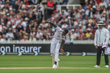 Batı Hint Adaları 'ndan Alzarri Joseph topu 1. Rothesay Test Maçı' nda veriyor. 1. İngiltere - Batı Hint Adaları, Londra, Birleşik Krallık, 10 Temmuz 2024 