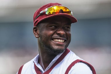 Batı Hint Adaları 'ndan Jayden Seales, 1. Rothesay Deneme Maçı' nda kalabalığa gülümsüyor. 1. 