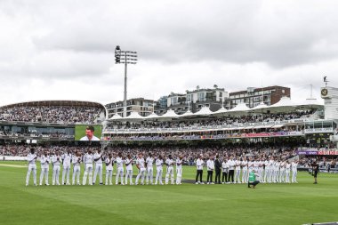 Her iki takım da 1. Rothesay Deneme Maçı 'nda ulusal marşlar için sıralanacak. 1. İngiltere - Batı Hint Adaları, Londra, İngiltere, 10 Temmuz 2024 