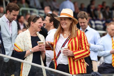 1. Rothesay Deneme Maçı 'nda her iki taraf da kahve içerken izleyiciler Lords, Londra, İngiltere, 10 Temmuz 2024' te Batı Hint Adaları 'na karşı İngiltere 