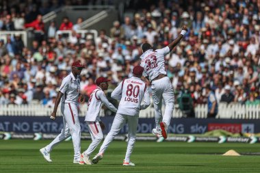Batı Hint Adaları 'ndan Jayden Seales, 1. Rothesay Test Maçı' nda Ben Duckett 'in kalesini kutluyor. 1. 