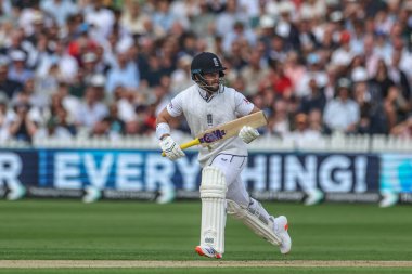 İngiltere 'den Ben Duckett, 1. Rothesay Deneme Maçı' nda bir koşu yapıyor. 1. İngiltere - Batı Hint Adaları - Lords, Londra, İngiltere, 10 Temmuz 2024 