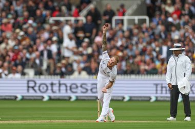 İngiltere 'den Ben Stokes topu 1. Rothesay Deneme Maçı' nda veriyor. 1. İngiltere - Batı Hint Adaları - Lords, Londra, İngiltere, 10 Temmuz 2024 