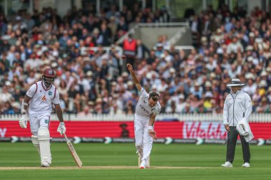 İngiltere 'den James Anderson topu 1. Rothesay Deneme Maçı' nda veriyor. 1. İngiltere - Batı Hint Adaları - Lords, Londra, İngiltere, 10 Temmuz 2024 