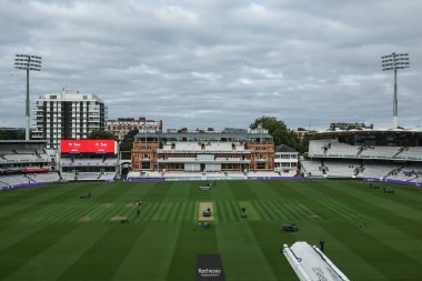 Yer personeli, 1. Rothesay Deneme Maçı öncesinde oyun sahasını hazırlayın. 1. İngiltere - Batı Hint Adaları Lords, Londra, İngiltere, 10 Temmuz 2024 