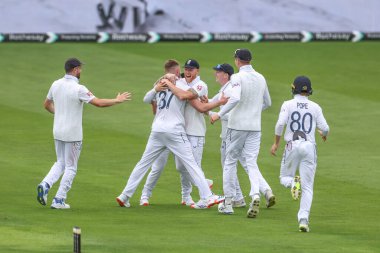 İngiltere 'den Gus Atkinson Batı Hint Adaları' ndan Joshua Da Silva 'nın kalesini 1. Rothesay Test Maçı' nda kutluyor. 1. 