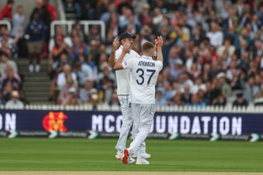 İngiltere 'den Gus Atkinson, 1. Rothesay Test Maçı' nda Kirk McKenzie 'nin kalesini kutluyor. 1. 