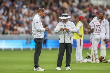 1. Rothesay Test Maçı 'nda sahada hakem Rothesay Menon ile birlikte topu teftiş ediyor. 1. İngiltere - Batı Hint Adaları, Londra, Birleşik Krallık, 10 Temmuz 2024 