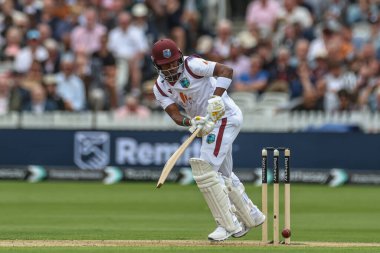 Batı Hint Adaları 'ndan Alick Athanaze, 1. Rothesay Deneme Maçı' nda bir koşu için topa vuruyor. 1. 