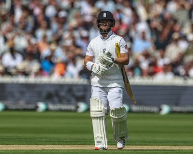 İngiltere 'den kederli bir Ben Duckett, 1. Rothesay Deneme Maçı 1. İngiltere-Batı Hint Adaları maçı sırasında Londra, İngiltere' de 10 Temmuz 2024 'te yakalandıktan sonra oyun alanından ayrıldı. 