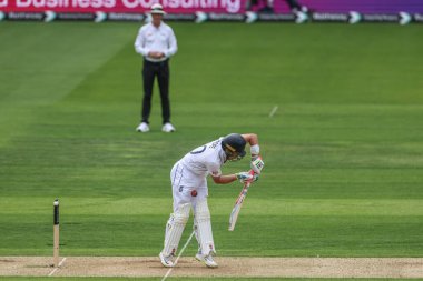 İngiltere 'nin Ollie Pope' u, 1. Rothesay Test Maçı 'nda 1. İngiltere, Londra, Birleşik Krallık' ta Batı Hint Adaları 'na karşı 10 Temmuz 2024' te bacağına top yedi. 