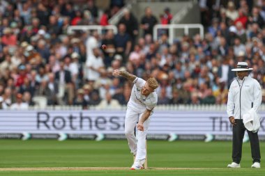 İngiltere 'den Ben Stokes topu 1. Rothesay Deneme Maçı' nda veriyor. 1. İngiltere - Batı Hint Adaları - Lords, Londra, İngiltere, 10 Temmuz 2024 