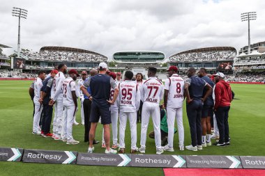 Batı Hint Adaları 1. Rothesay Deneme Maçı 'nda grup sohbeti yaptılar. 1. İngiltere - Batı Hint Adaları Lords, Londra, İngiltere, 10 Temmuz 2024 